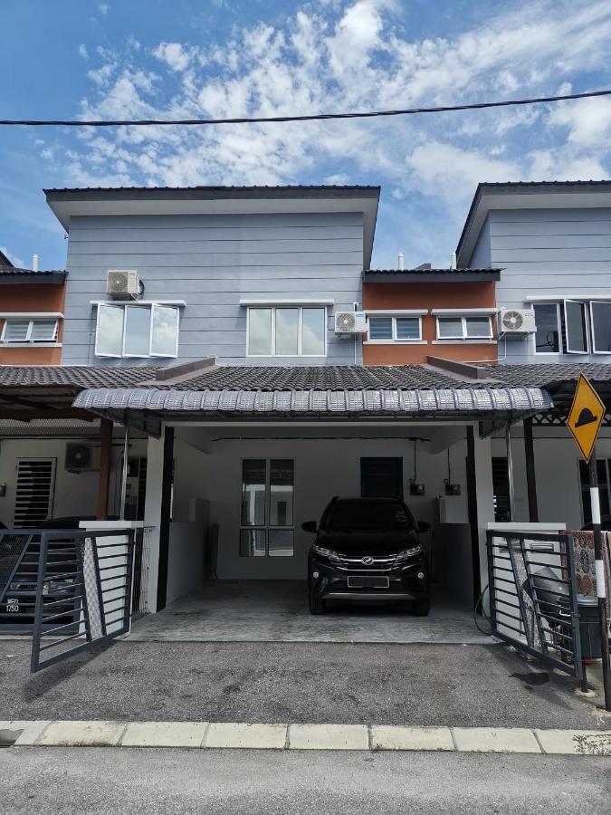 Lynn Homestay Seri Iskandar Exterior foto